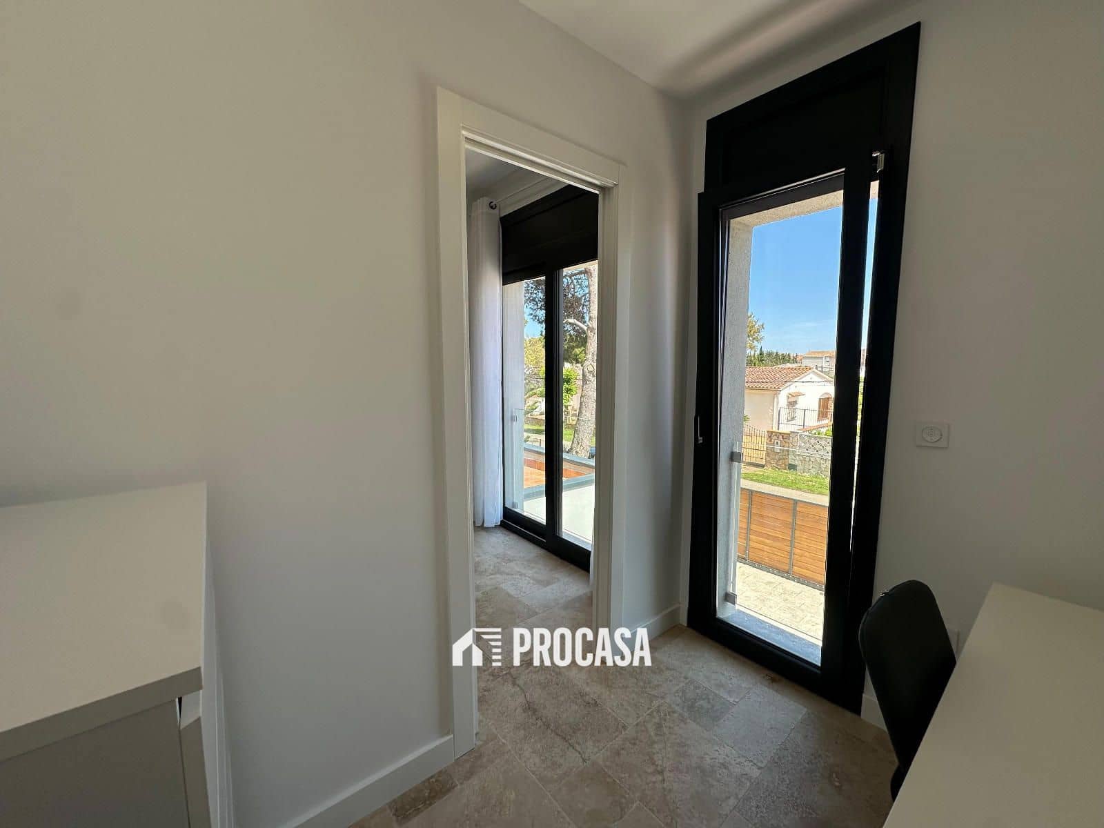 4 sypialnia Willa na sprzedaż w Empuriabrava z basenem garażem - 1 300 000 € (Ref: 8986361)