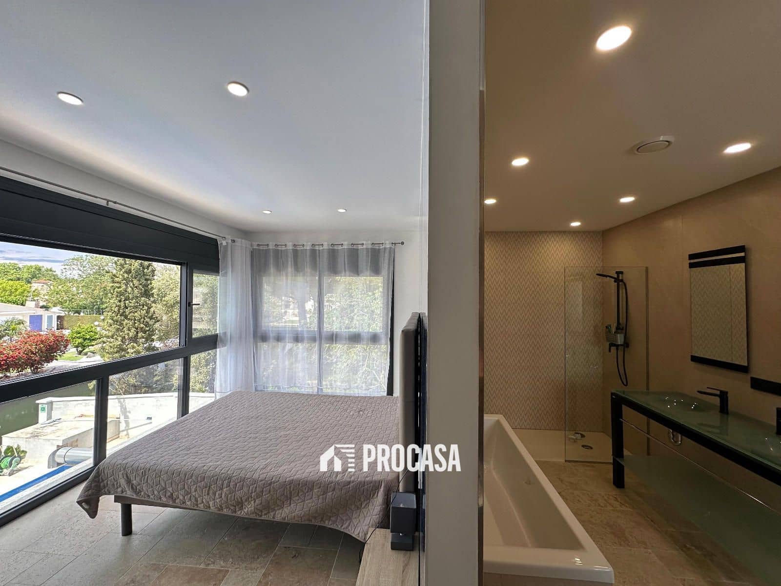 4 sypialnia Willa na sprzedaż w Empuriabrava z basenem garażem - 1 300 000 € (Ref: 8986361)