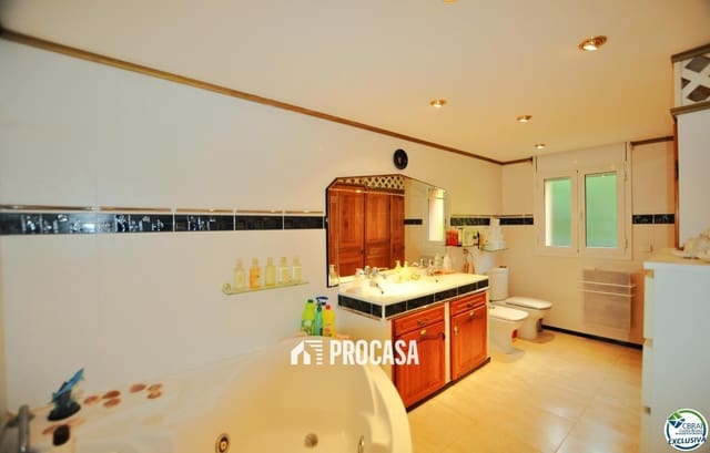 2 bedroom Villa for sale in Roses with garage - € 377,000 (Ref: 8989992)