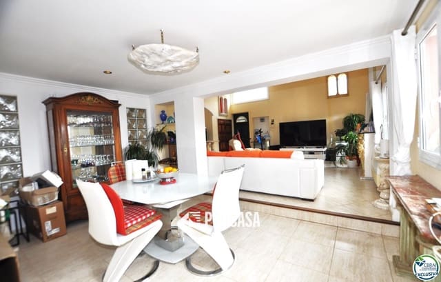 2 bedroom Villa for sale in Roses with garage - € 377,000 (Ref: 8989992)