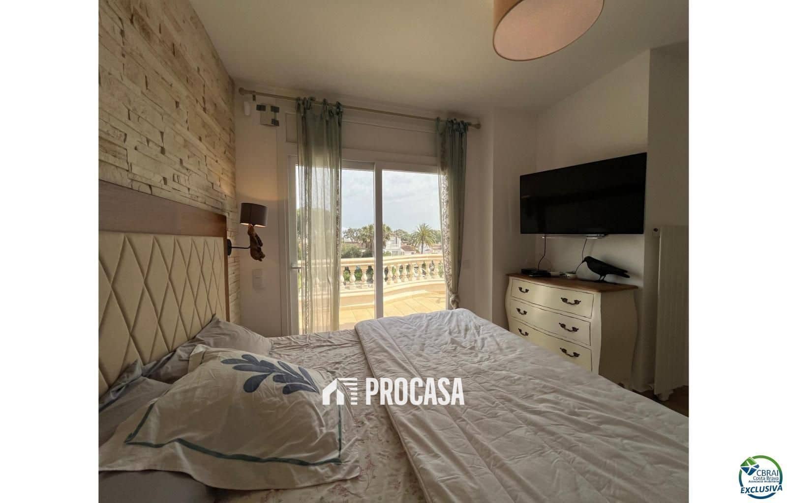 3 sypialnia Willa na sprzedaż w Empuriabrava z basenem garażem - 795 000 € (Ref: 9003902)