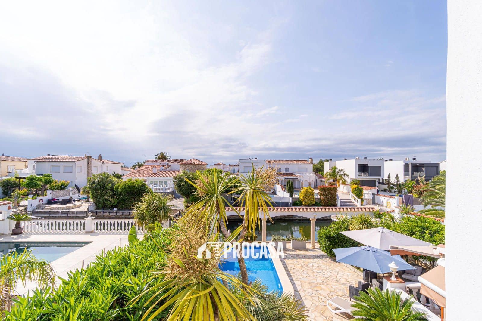 4 soveværelse Villa til salg i Empuriabrava med swimmingpool garage - € 860.000 (Ref: 9019630)