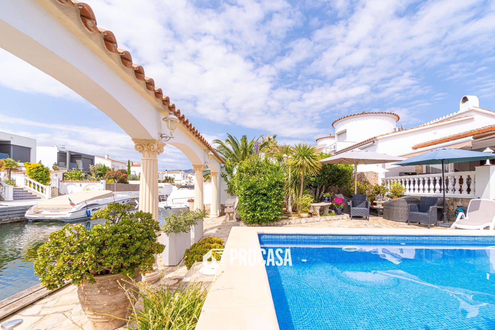 4 soveværelse Villa til salg i Empuriabrava med swimmingpool garage - € 860.000 (Ref: 9019630)