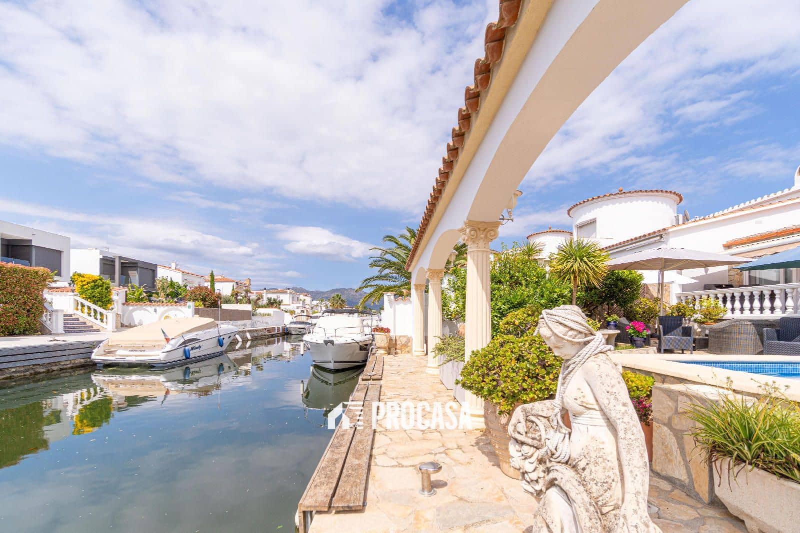 4 soveværelse Villa til salg i Empuriabrava med swimmingpool garage - € 860.000 (Ref: 9019630)