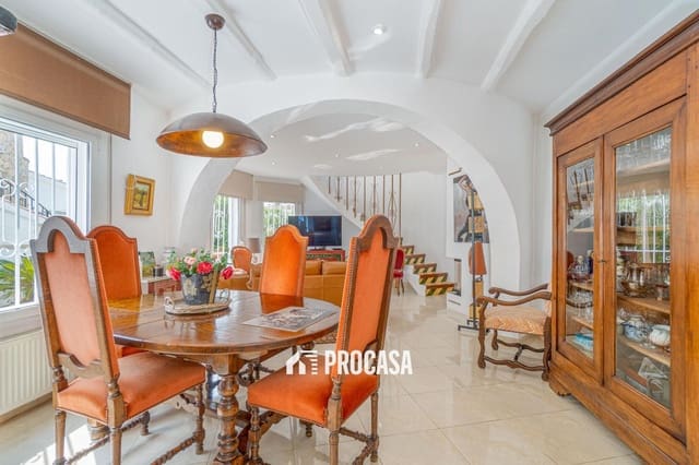 4 soveværelse Villa til salg i Empuriabrava, Castelló d'Empúries med swimmingpool garage - € 860.000 (Ref: 9019630)