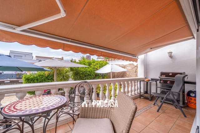 4 soveværelse Villa til salg i Empuriabrava, Castelló d'Empúries med swimmingpool garage - € 860.000 (Ref: 9019630)