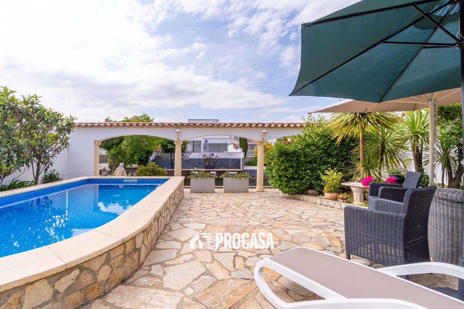 4 soveværelse Villa til salg i Empuriabrava med swimmingpool garage - € 860.000 (Ref: 9019630)