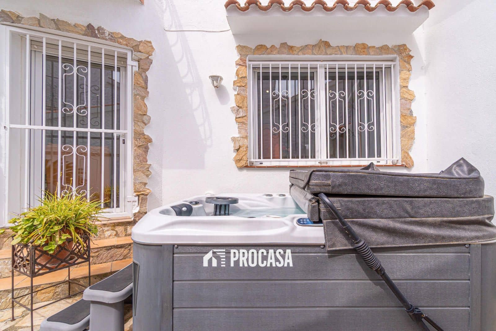 4 soveværelse Villa til salg i Empuriabrava med swimmingpool garage - € 860.000 (Ref: 9019630)