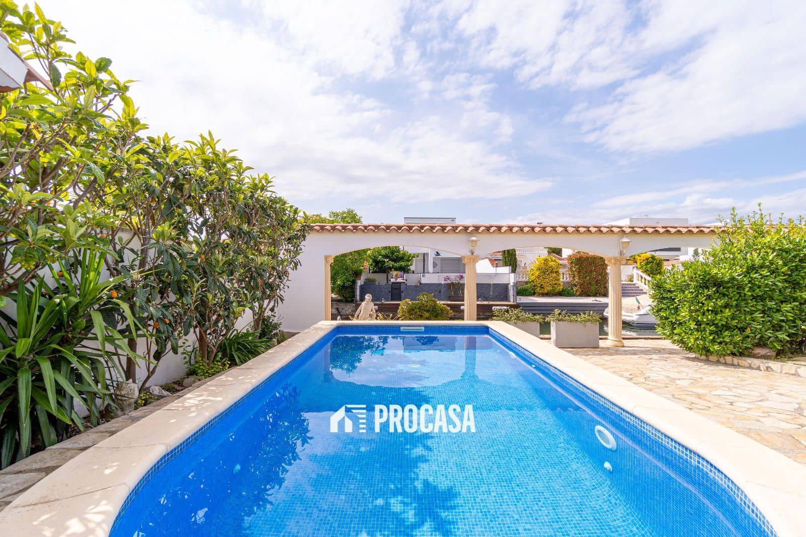 4 soveværelse Villa til salg i Empuriabrava med swimmingpool garage - € 860.000 (Ref: 9019630)