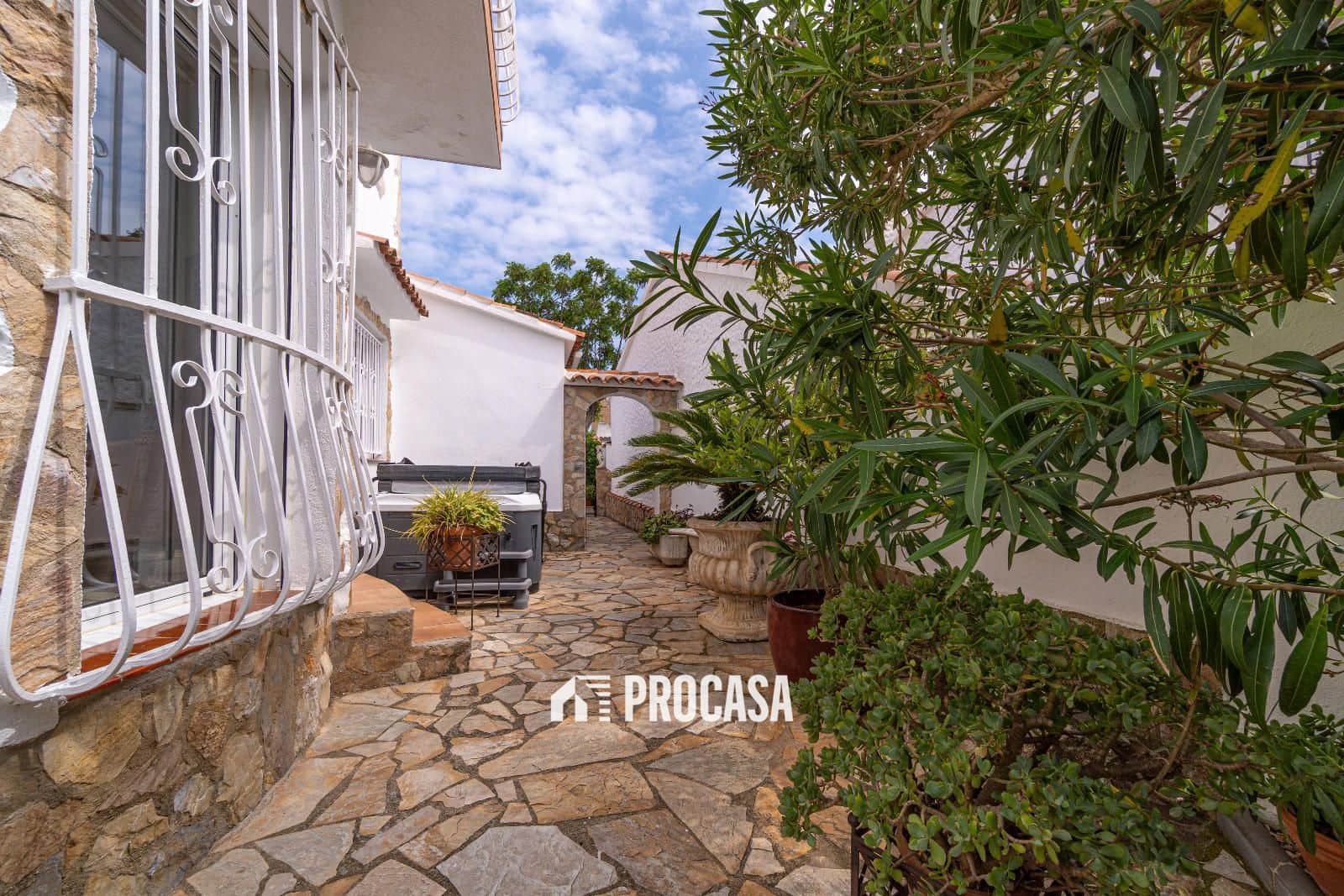 4 soveværelse Villa til salg i Empuriabrava med swimmingpool garage - € 860.000 (Ref: 9019630)