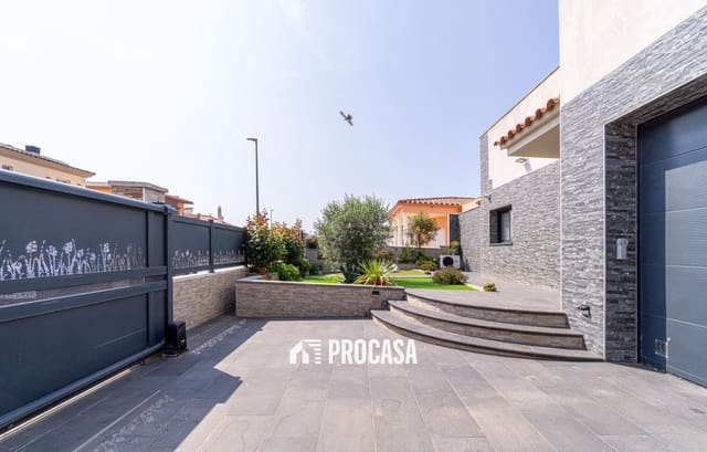 3 sypialnia Willa na sprzedaż w Empuriabrava, Castelló d'Empúries z basenem garażem - 560 000 € (Ref: 9046455)