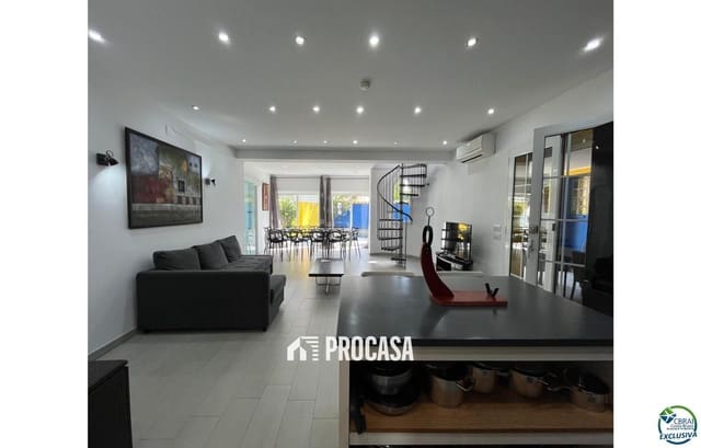 Chalet de 4 habitaciones en Empuriabrava, Castelló d'Empúries en venta con piscina garaje - 549.000 € (Ref: 9101283)