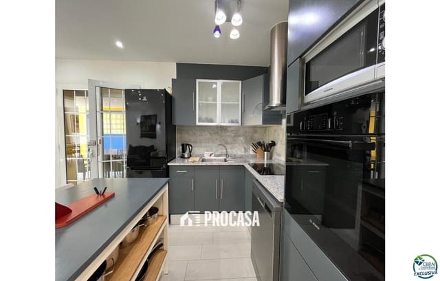 Chalet de 4 habitaciones en Empuriabrava, Castelló d'Empúries en venta con piscina garaje - 549.000 € (Ref: 9101283)