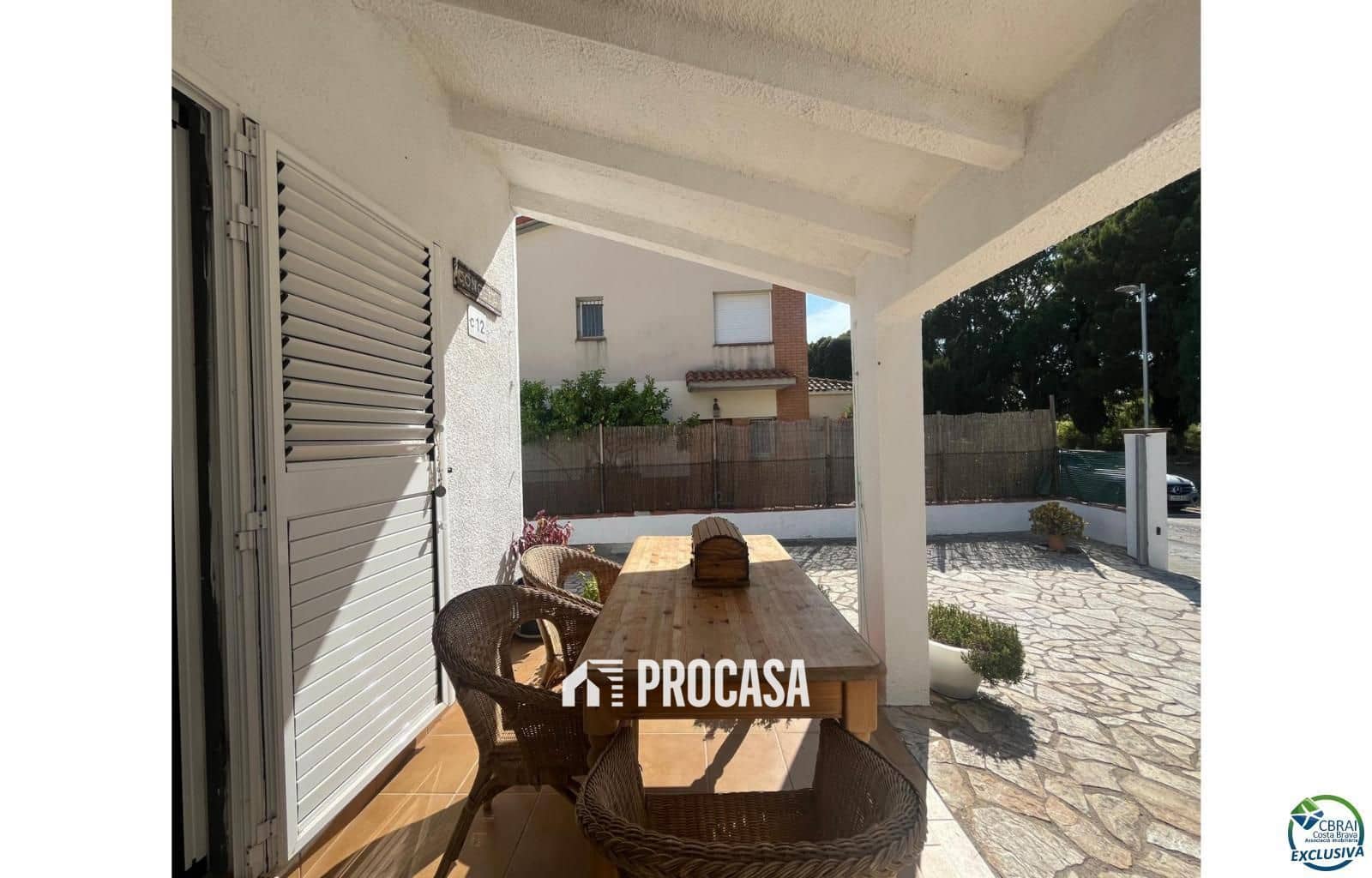 3 makuuhuone Huvila myytävänä paikassa Roses mukana 
autotalli - 340 000 € (Ref: 9109327)