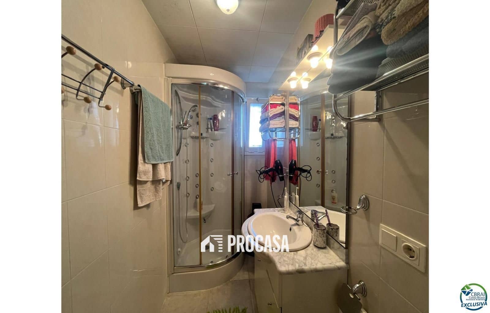 3 makuuhuone Huvila myytävänä paikassa Roses mukana 
autotalli - 340 000 € (Ref: 9109327)