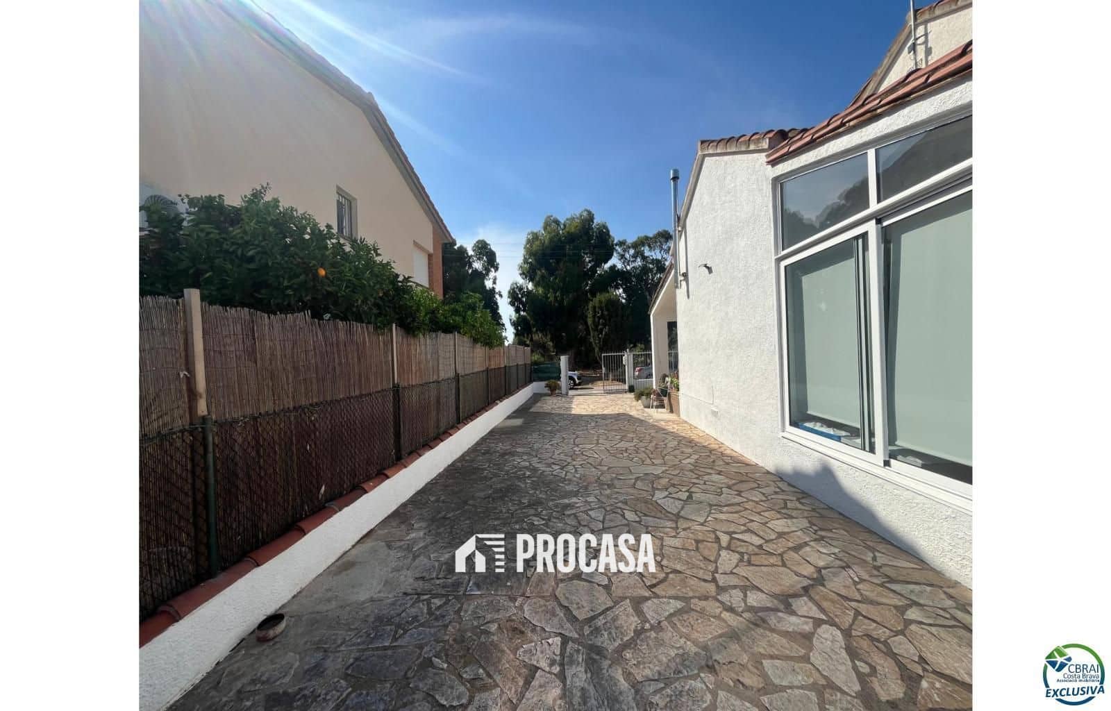 3 makuuhuone Huvila myytävänä paikassa Roses mukana 
autotalli - 340 000 € (Ref: 9109327)