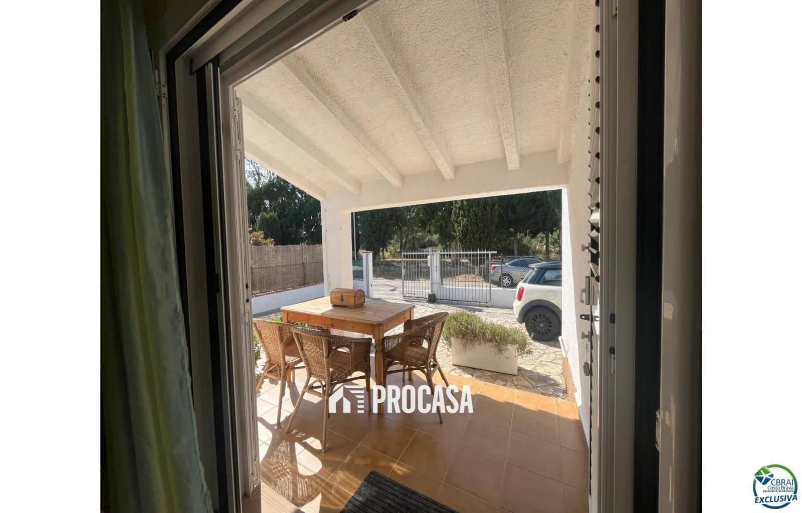 3 makuuhuone Huvila myytävänä paikassa Roses mukana 
autotalli - 340 000 € (Ref: 9109327)