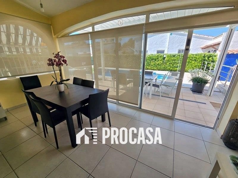 Chalet de 4 habitaciones en Empuriabrava en venta con piscina garaje - 595.000 € (Ref: 9113208)