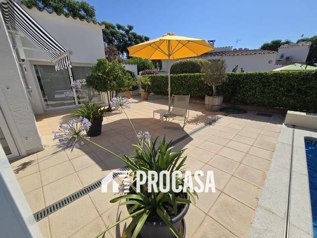 Chalet de 4 habitaciones en Empuriabrava, Castelló d'Empúries en venta con piscina garaje - 595.000 € (Ref: 9113208)