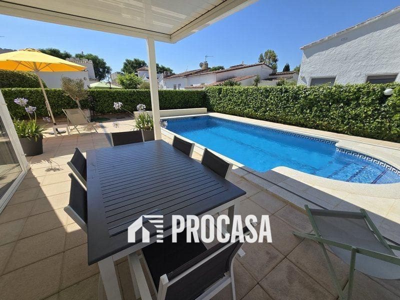 Chalet de 4 habitaciones en Empuriabrava en venta con piscina garaje - 595.000 € (Ref: 9113208)