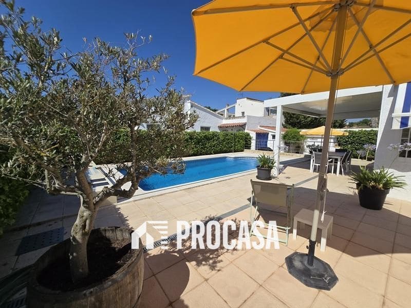 Chalet de 4 habitaciones en Empuriabrava en venta con piscina garaje - 595.000 € (Ref: 9113208)