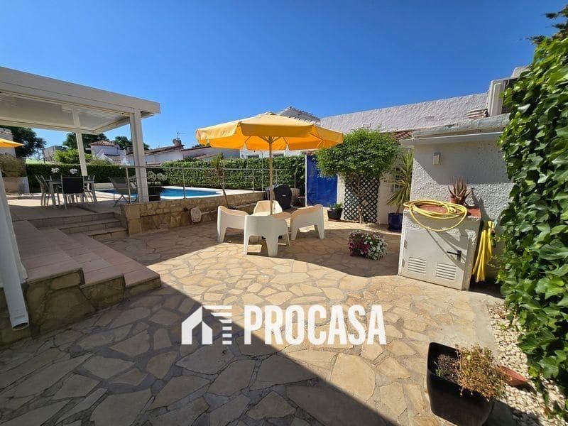 Chalet de 4 habitaciones en Empuriabrava en venta con piscina garaje - 595.000 € (Ref: 9113208)