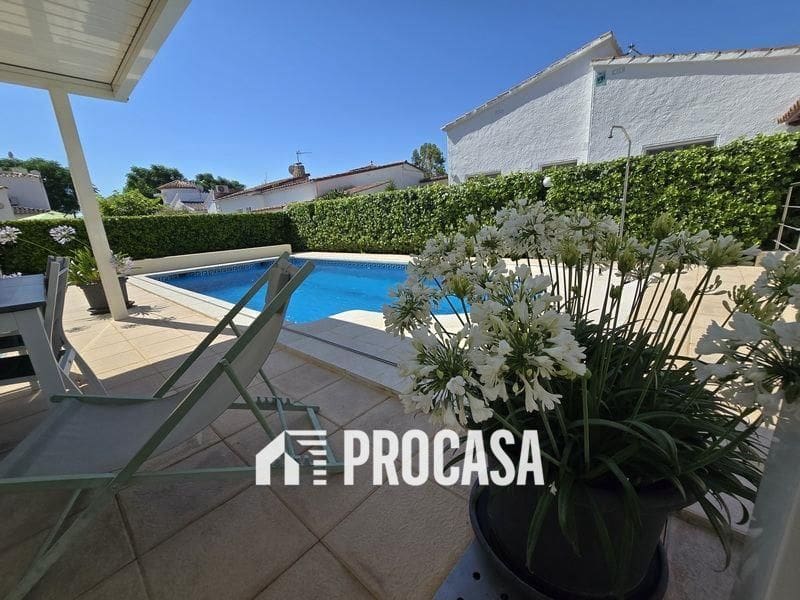 Chalet de 4 habitaciones en Empuriabrava en venta con piscina garaje - 595.000 € (Ref: 9113208)