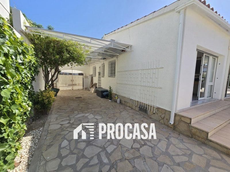 Chalet de 4 habitaciones en Empuriabrava en venta con piscina garaje - 595.000 € (Ref: 9113208)