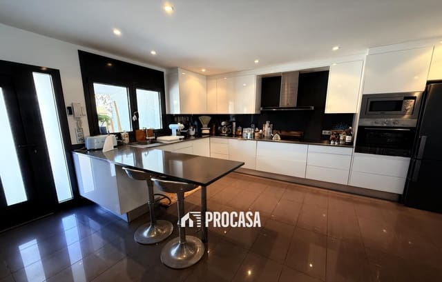 3 sypialnia Willa na sprzedaż w Empuriabrava, Castelló d'Empúries z basenem garażem - 820 000 € (Ref: 9142264)