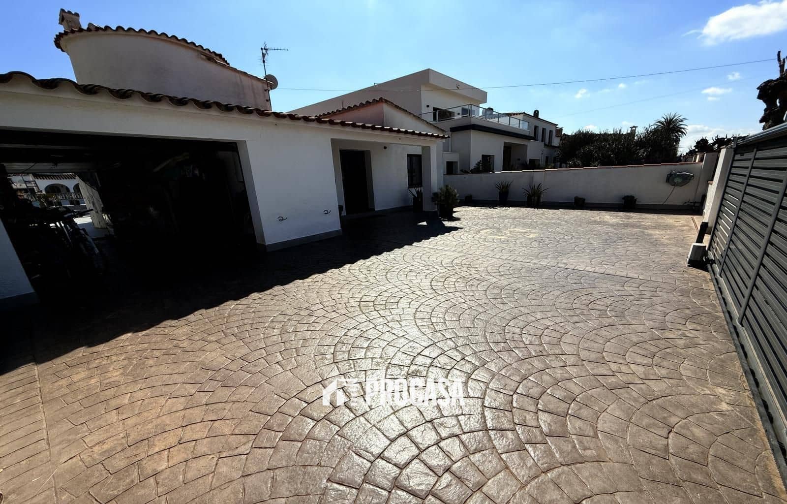 3 sypialnia Willa na sprzedaż w Empuriabrava z basenem garażem - 820 000 € (Ref: 9142264)