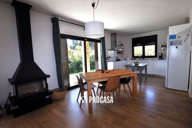 4 bedroom Villa for sale in Sant Pere Pescador with garage - € 498,000 (Ref: 9144443)