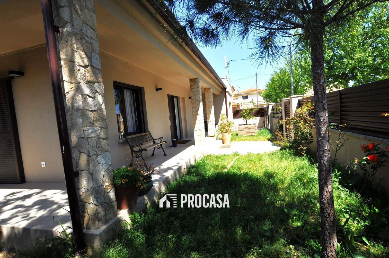 4 bedroom Villa for sale in Sant Pere Pescador with garage - € 498,000 (Ref: 9144443)