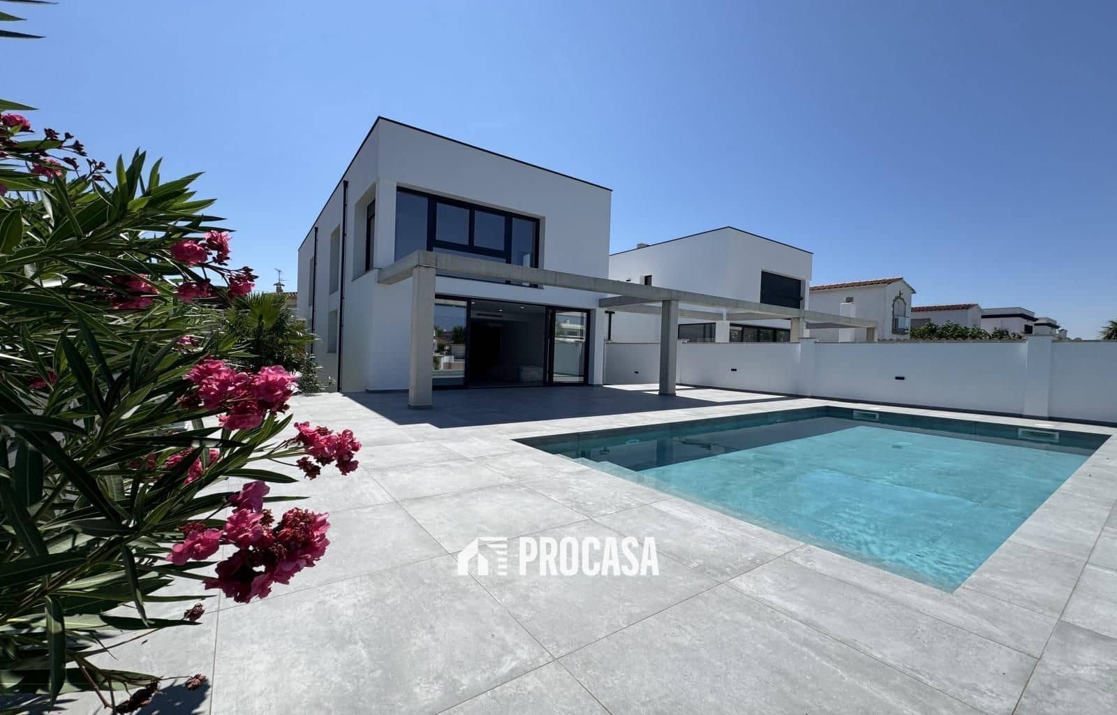 4 sypialnia Willa na sprzedaż w Empuriabrava z basenem garażem - 1 200 000 € (Ref: 9162890)