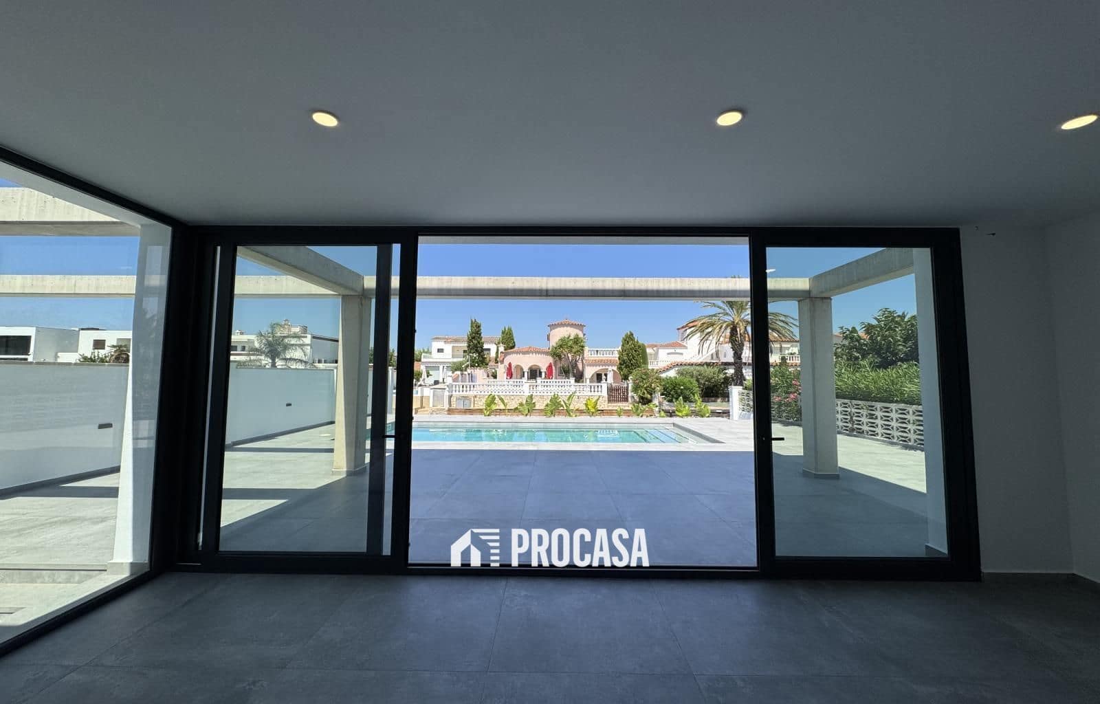 4 sypialnia Willa na sprzedaż w Empuriabrava z basenem garażem - 1 200 000 € (Ref: 9162890)