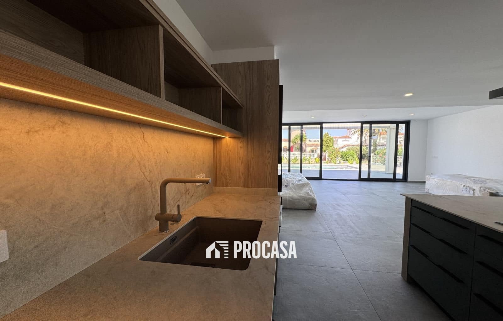 4 sypialnia Willa na sprzedaż w Empuriabrava z basenem garażem - 1 200 000 € (Ref: 9162890)