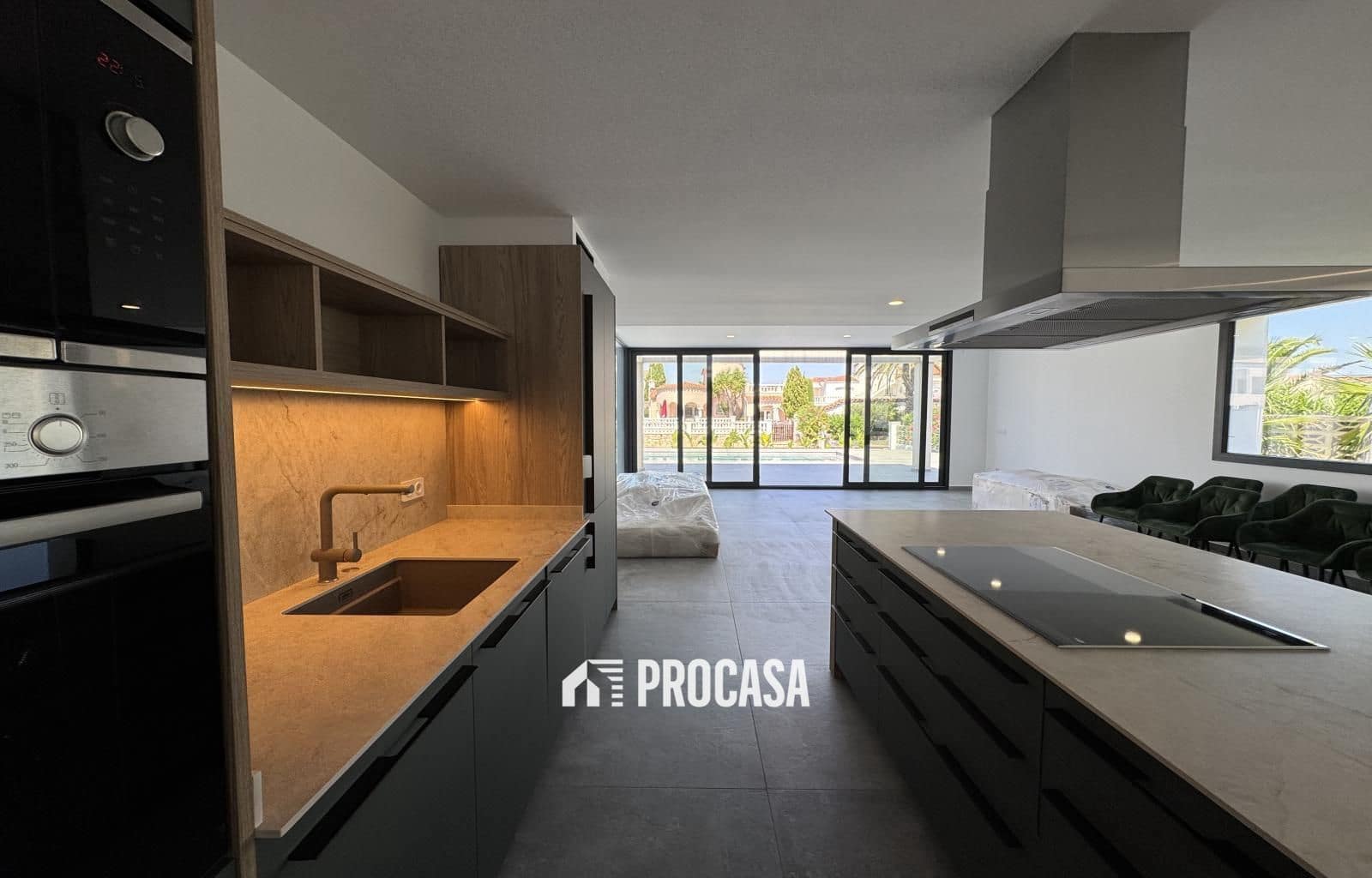 4 sypialnia Willa na sprzedaż w Empuriabrava z basenem garażem - 1 200 000 € (Ref: 9162890)