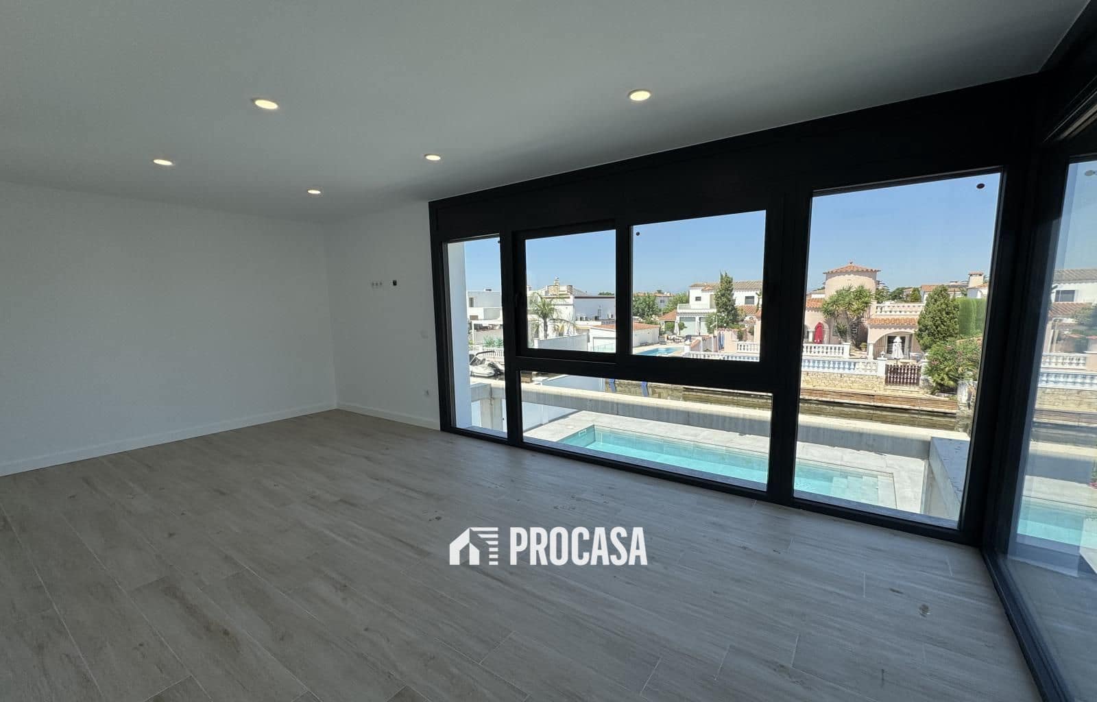 4 sypialnia Willa na sprzedaż w Empuriabrava z basenem garażem - 1 200 000 € (Ref: 9162890)