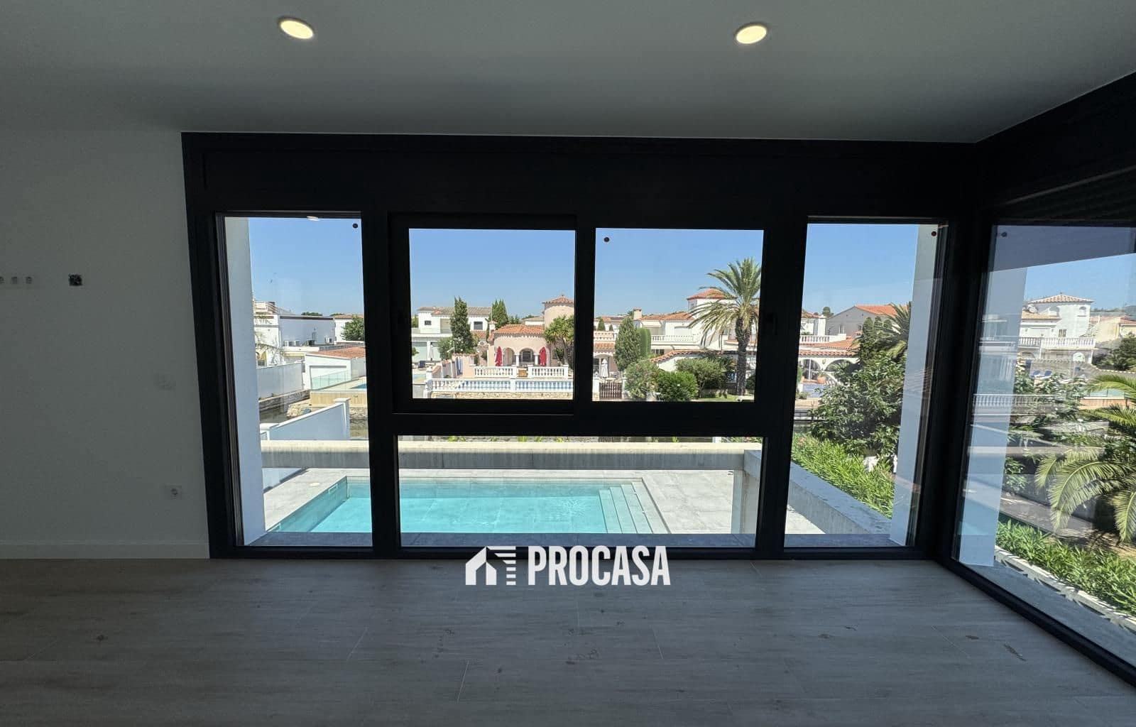 4 sypialnia Willa na sprzedaż w Empuriabrava z basenem garażem - 1 200 000 € (Ref: 9162890)