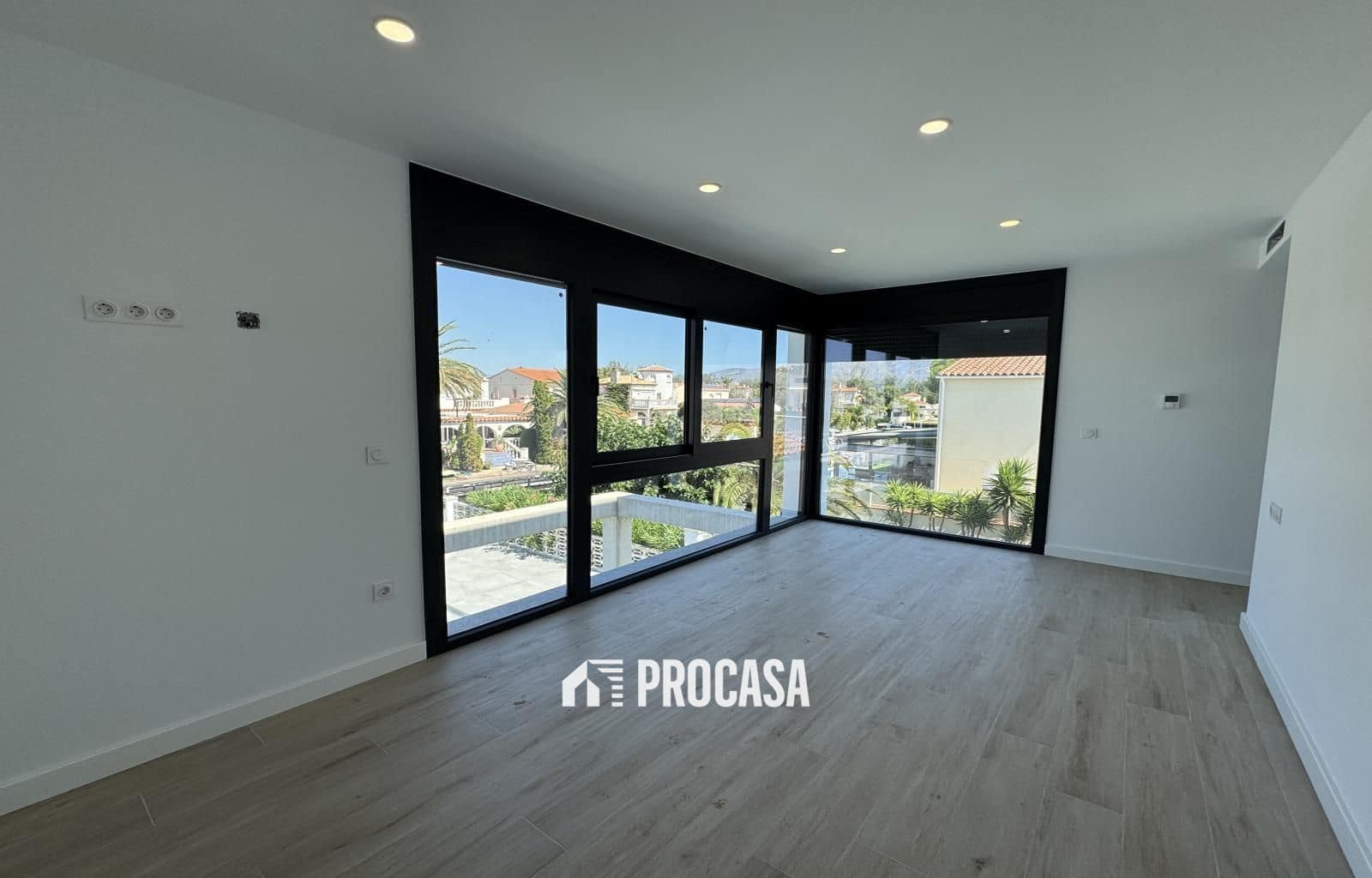 4 sypialnia Willa na sprzedaż w Empuriabrava z basenem garażem - 1 200 000 € (Ref: 9162890)