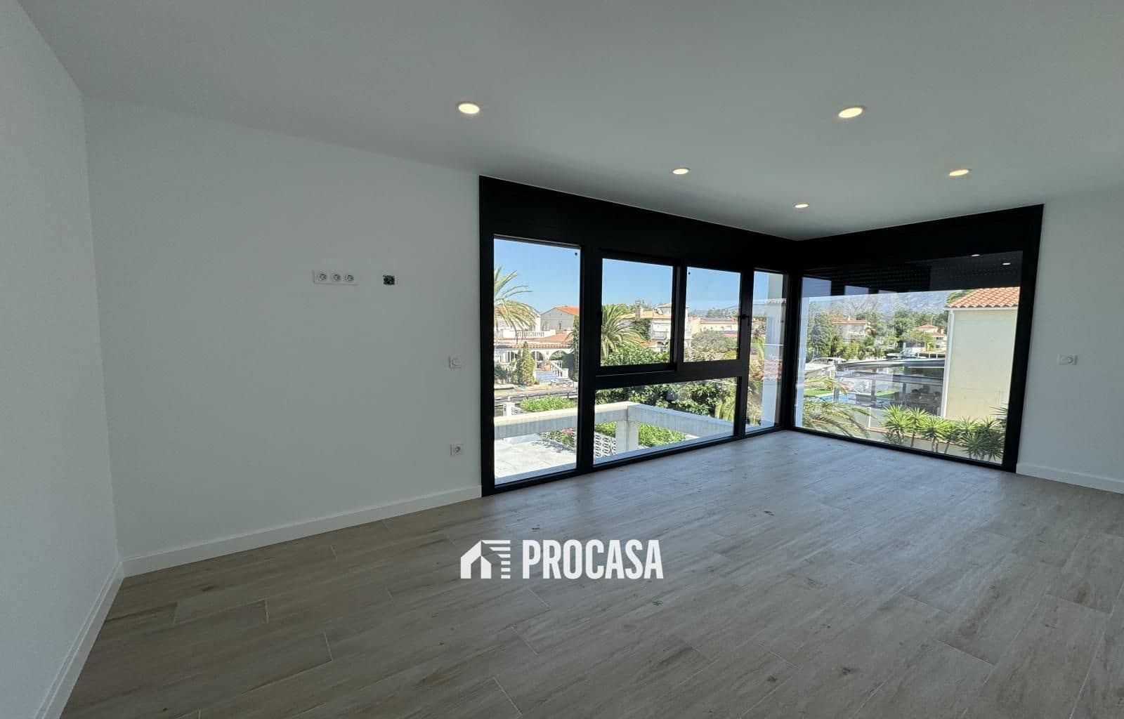 4 sypialnia Willa na sprzedaż w Empuriabrava z basenem garażem - 1 200 000 € (Ref: 9162890)