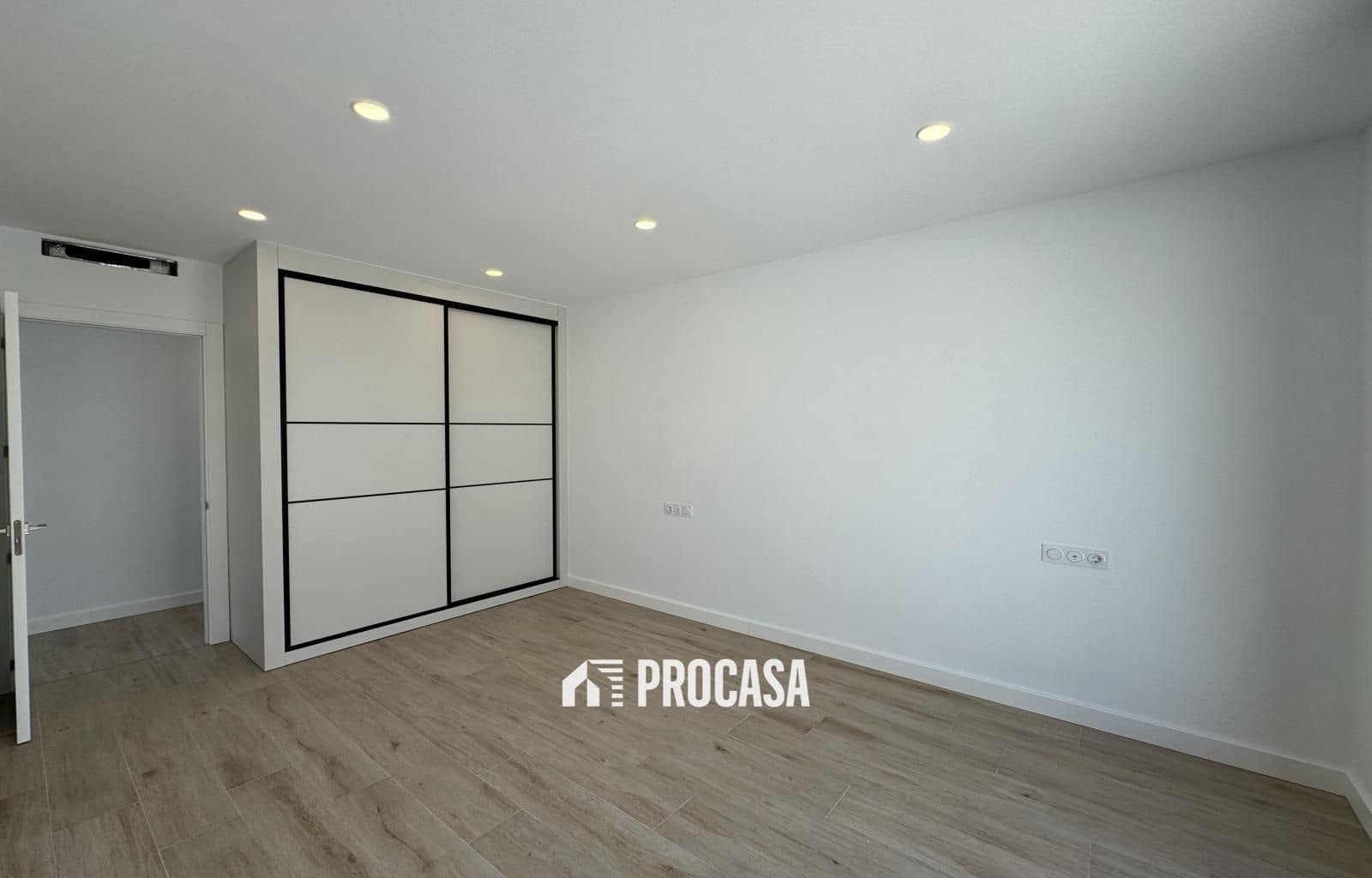 4 sypialnia Willa na sprzedaż w Empuriabrava z basenem garażem - 1 200 000 € (Ref: 9162890)