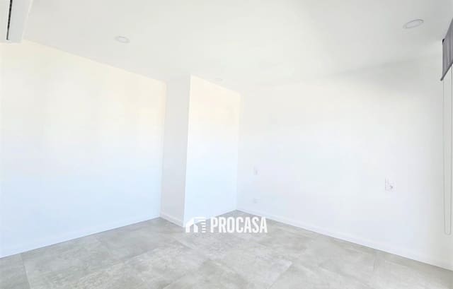 2 slaapkamer Flat te koop in Santa Margarida, Roses met garage - € 345.000 (Ref: 9164256)