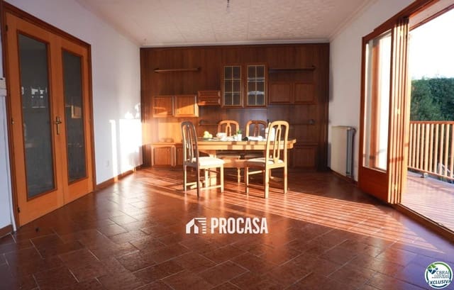 4 bedroom Villa for sale in Vila-sacra with garage - € 280,000 (Ref: 9210524)