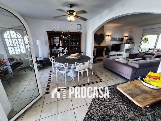 3 sypialnia Willa na sprzedaż w Empuriabrava, Castelló d'Empúries z basenem garażem - 695 000 € (Ref: 9211499)