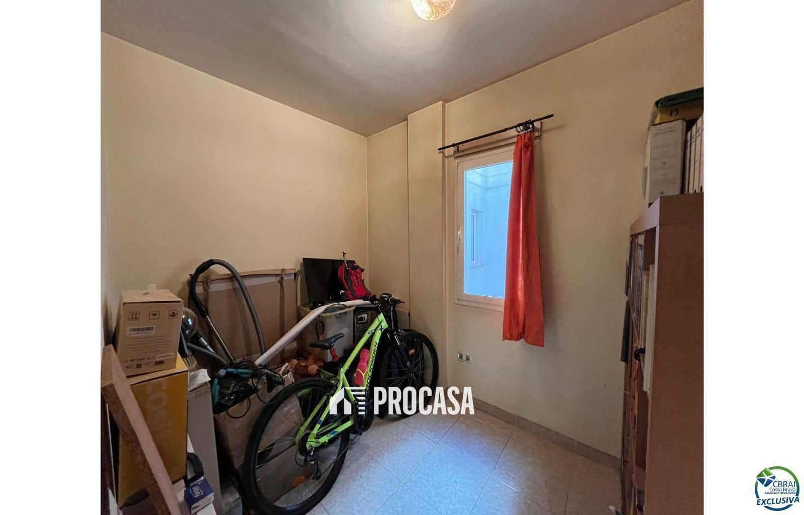 4 bedroom Flat for sale in Figueres with garage - € 275,000 (Ref: 9211500)