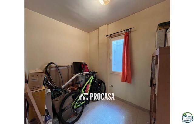 Piso de 4 habitaciones en Figueres en venta con garaje - 275.000 € (Ref: 9211500)