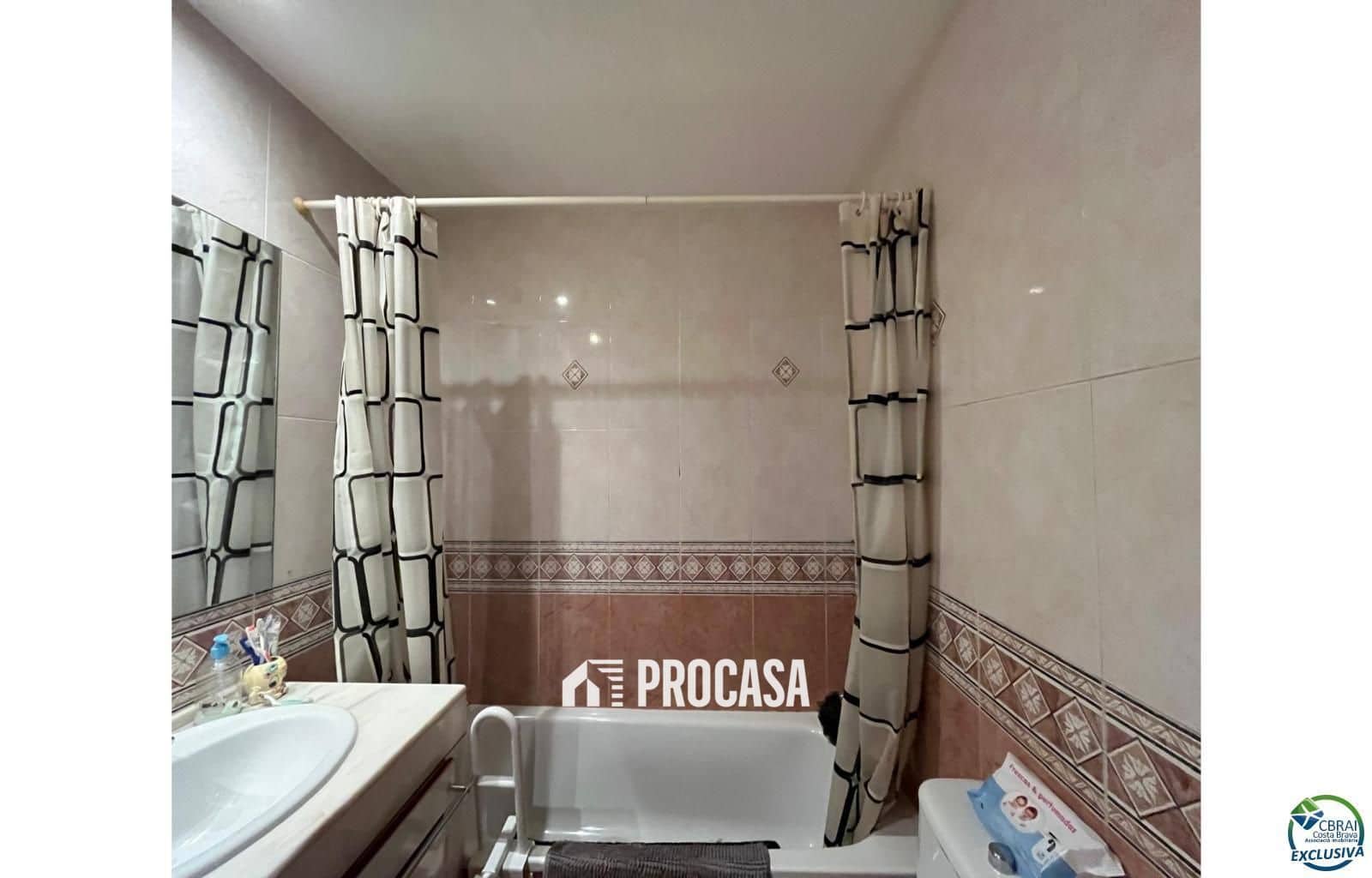 4 bedroom Flat for sale in Figueres with garage - € 275,000 (Ref: 9211500)