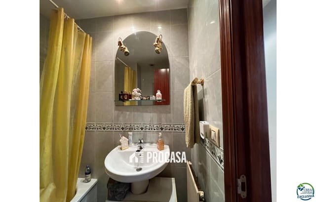 Piso de 4 habitaciones en Figueres en venta con garaje - 275.000 € (Ref: 9211500)