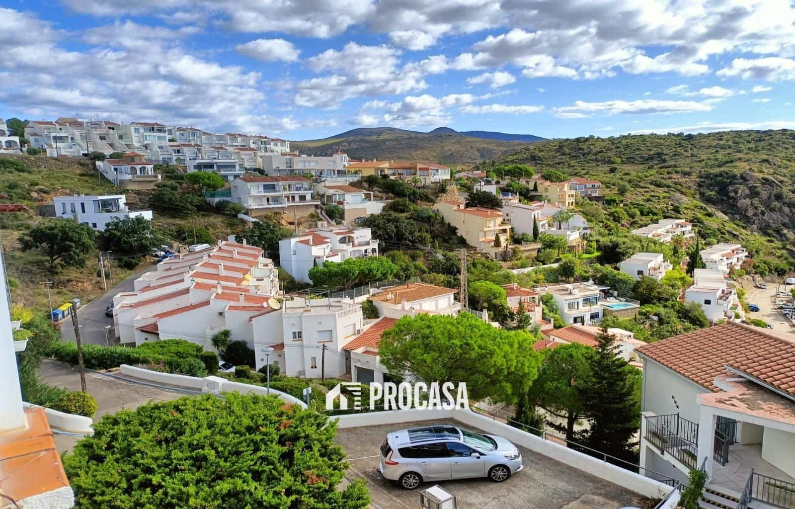 2 bedroom Flat for sale in Roses with garage - € 295,000 (Ref: 9255946)