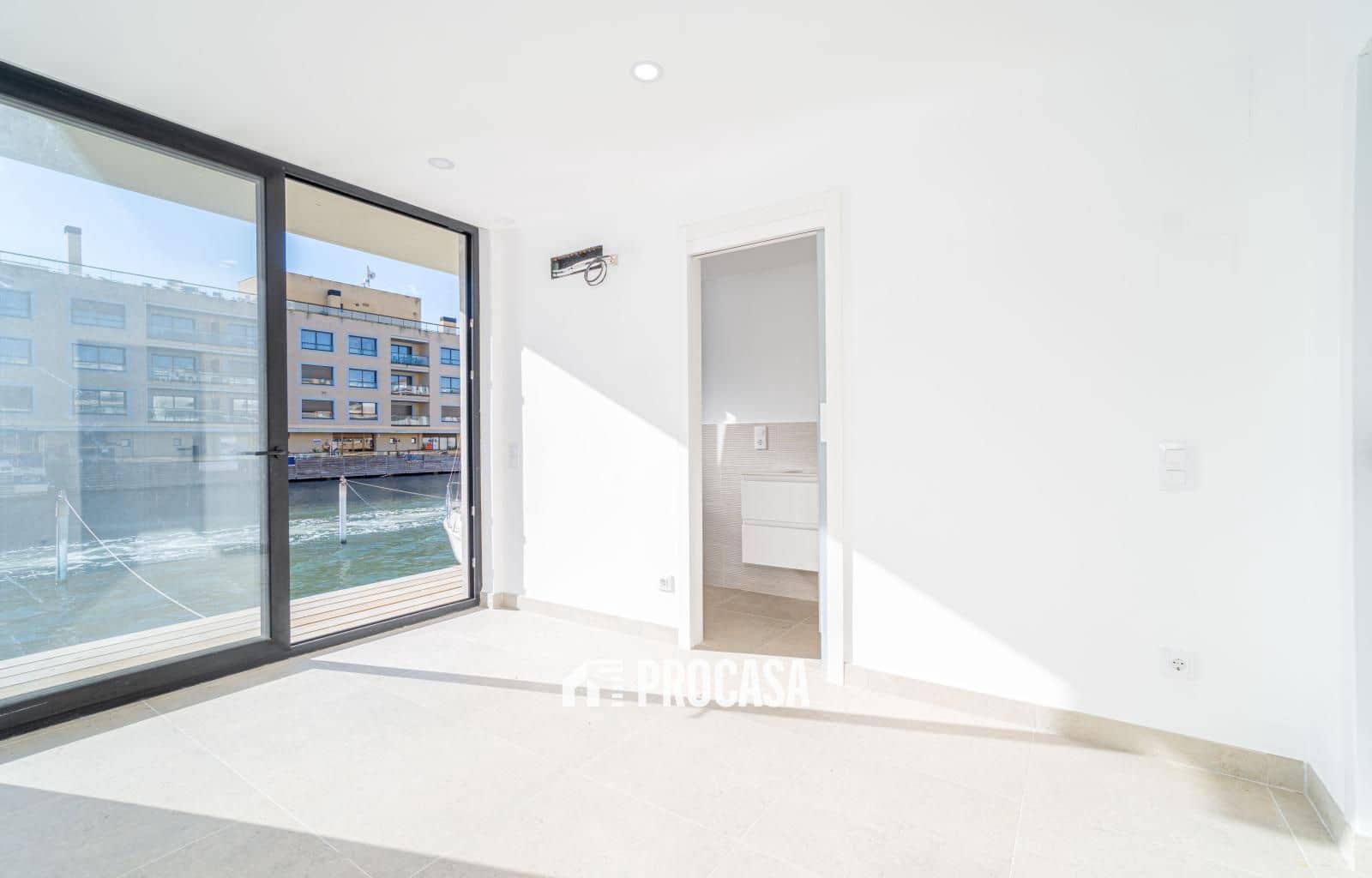 4 chambre Villa/Maison à vendre à Empuriabrava avec garage - 670 000 € (Ref: 9354049)